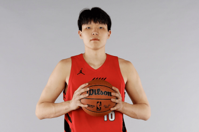 尼克斯球星的双胞胎接管发布会，萌娃抢尽风头